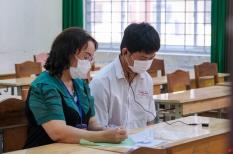 Thí sinh bị gãy tay được hỗ trợ viết thay khi thi trong kì thi tốt nghiệp THPT 2022