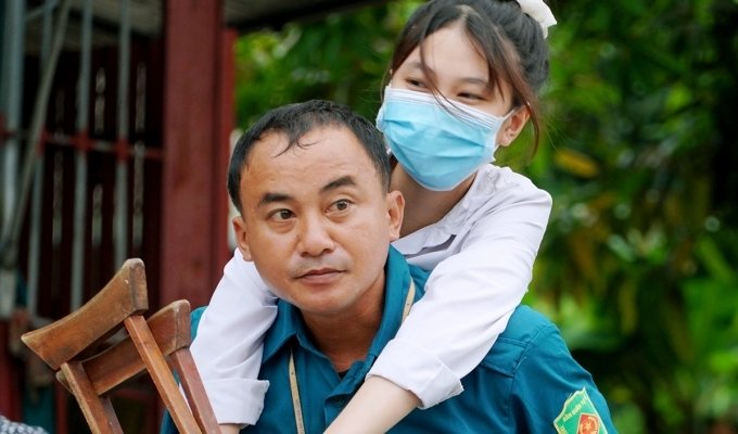 Bố cõng con vào phòng thi - Ảnh 1