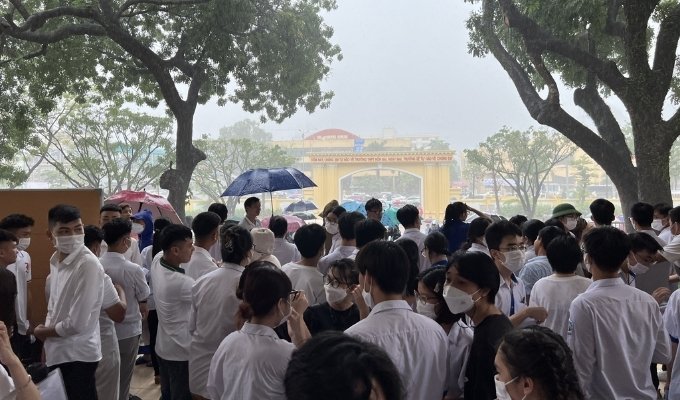 Quảng Ninh: Thí sinh dự thi tốt nghiệp THPT dầm mưa ra về - Ảnh 1