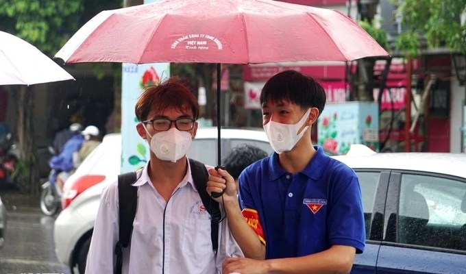 Chiều nay, sĩ tử hồi hộp bước vào thi môn Toán sau sự