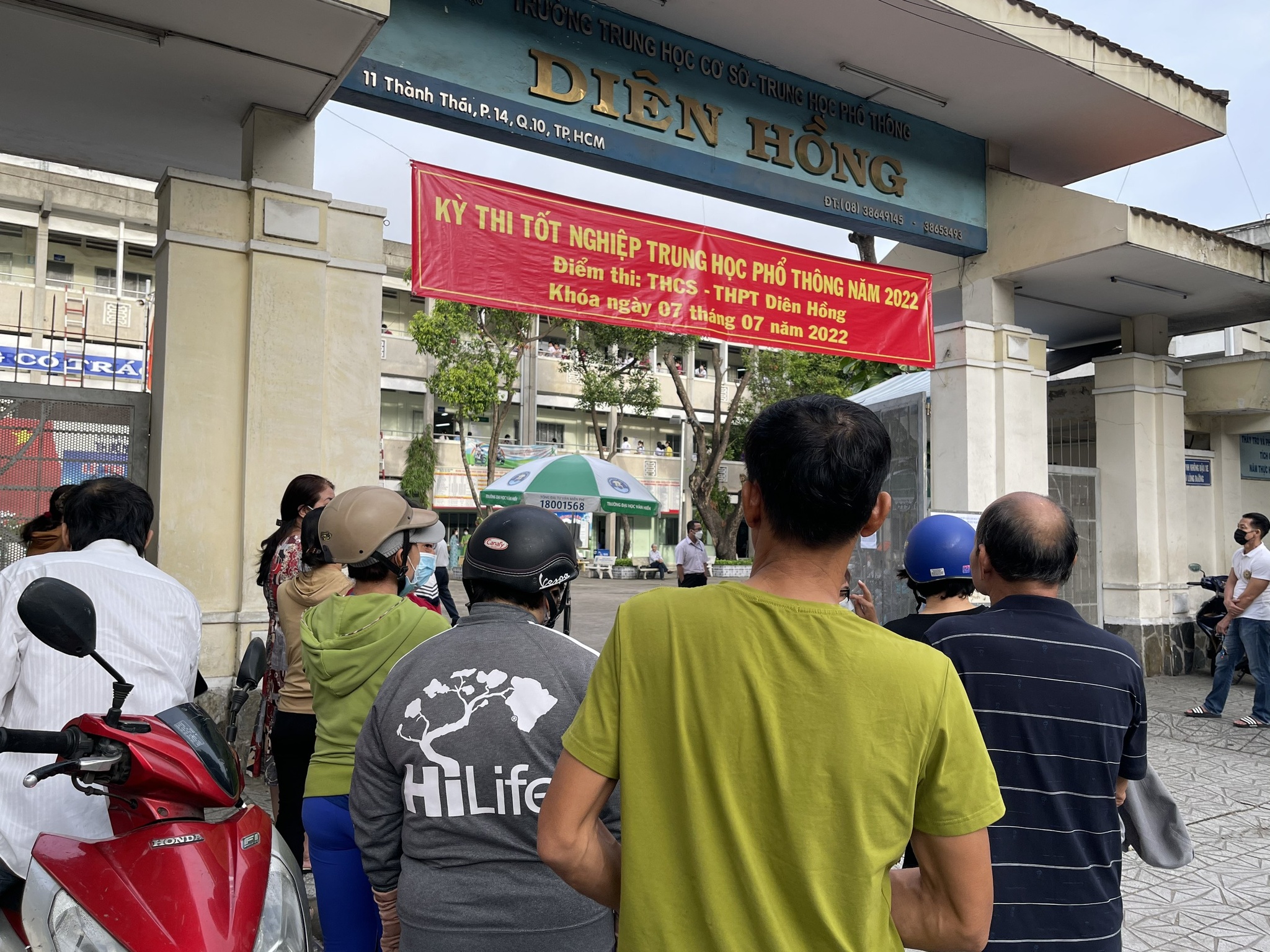 Con vào phòng thi, cha mẹ vẫn không ngừng hướng mắt dõi theo - Ảnh 1