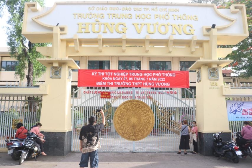 Con vào phòng thi, cha mẹ vẫn không ngừng hướng mắt dõi theo - Ảnh 2