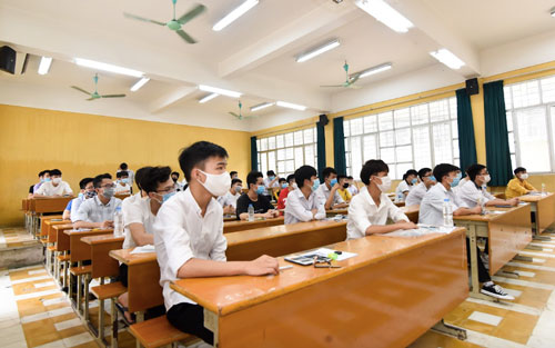 Thi tốt nghiệp THPT 2022: Điểm chuẩn khối thi nào tăng, khối nào giảm? - Ảnh 1