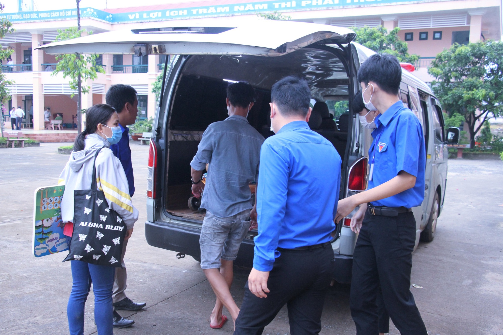 Thi tốt nghiệp THPT: Có thí sinh đến điểm thi… bằng xe cứu thương