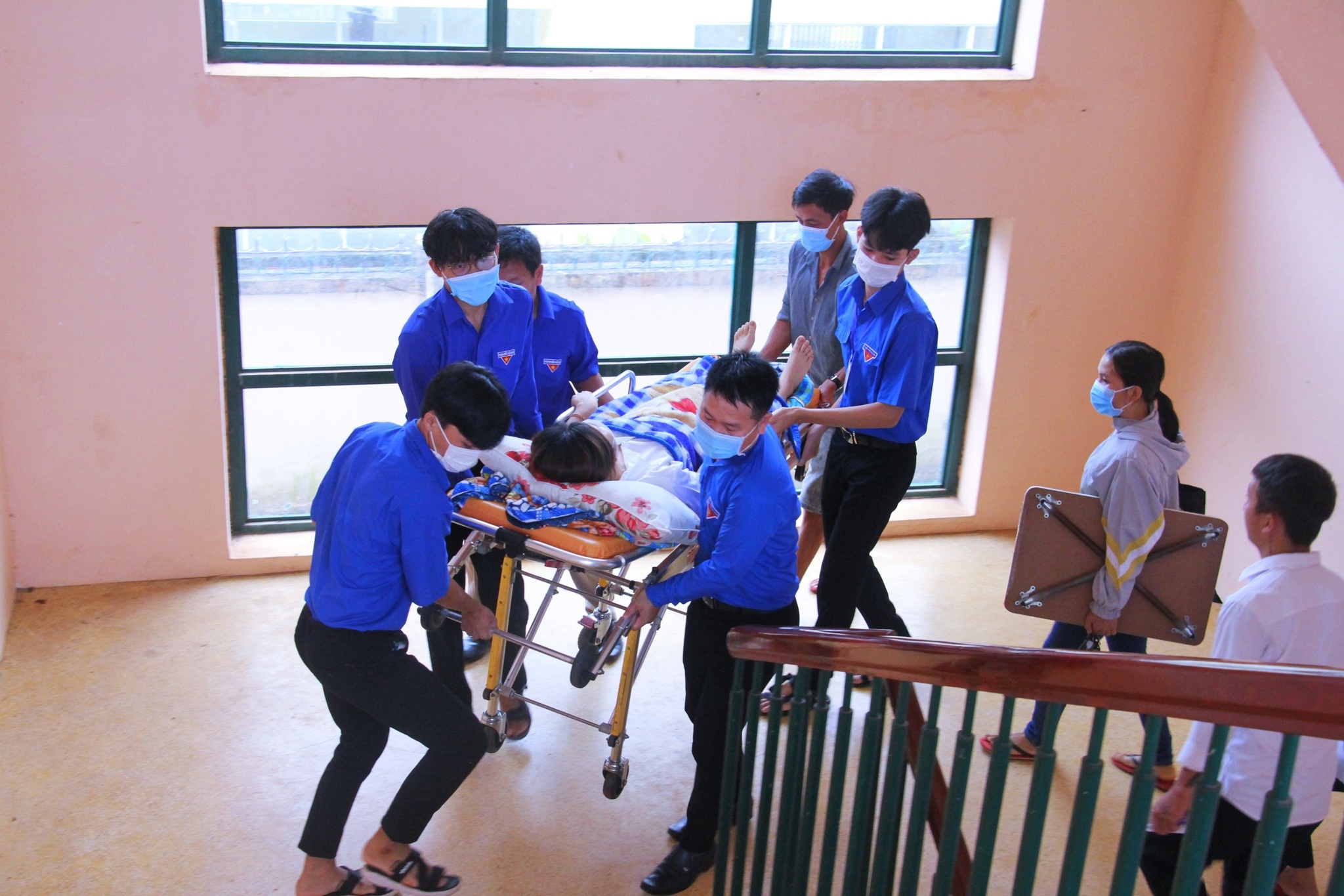 Thi tốt nghiệp THPT: Có thí sinh đến điểm thi… bằng xe cứu thương - Ảnh 3