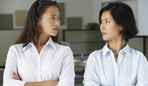 Nên xử lý như thế nào khi xảy ra xung đột với đồng nghiệp - Ảnh 2