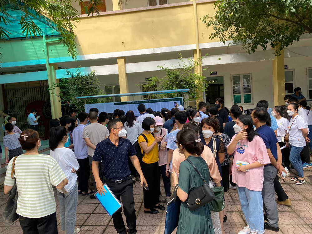 Hàng nghìn phụ huynh xếp hàng nộp hồ sơ nhập học cho con vào lớp 10 tại Hà Nội