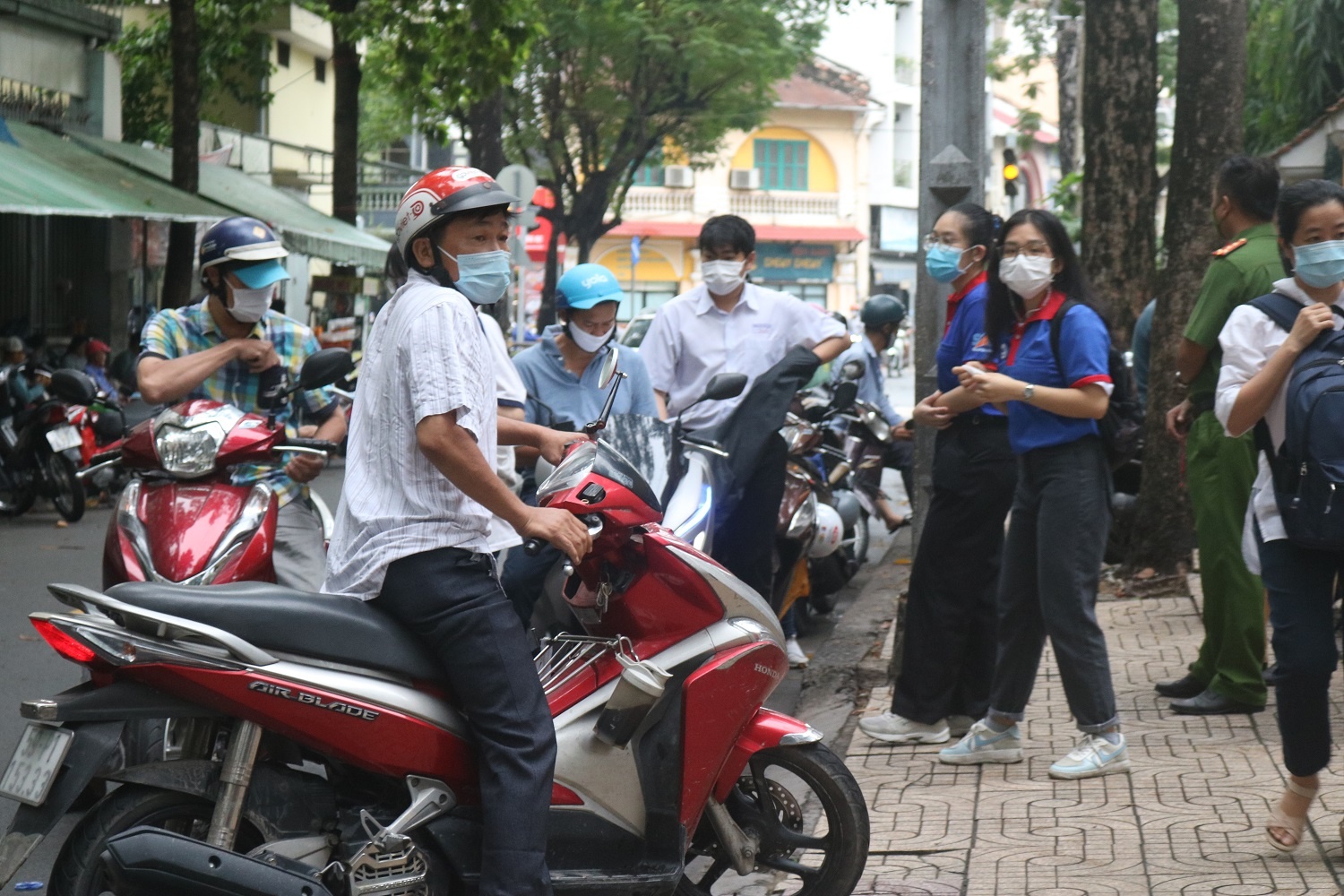 Phụ huynh nhanh chóng ‘quay xe’ khi trống làm bài thi vang lên