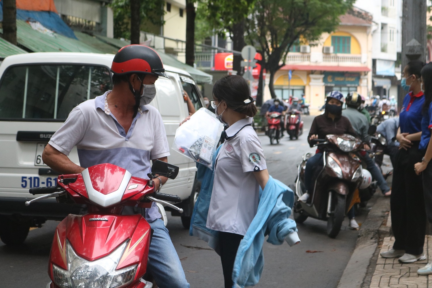 Phụ huynh nhanh chóng ‘quay xe’ khi trống làm bài thi vang lên - Ảnh 2