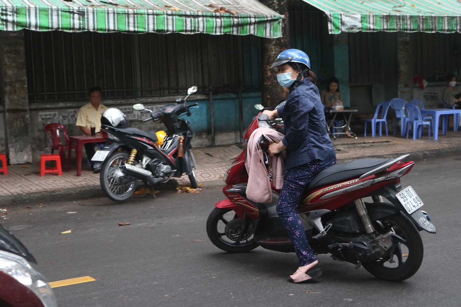 Phụ huynh nhanh chóng ‘quay xe’ khi trống làm bài thi vang lên - Ảnh 3
