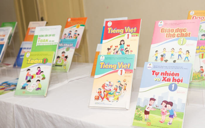 Các trường sẽ chọn sách giáo khoa sử dụng cho năm học mới ra sao? - Ảnh 1