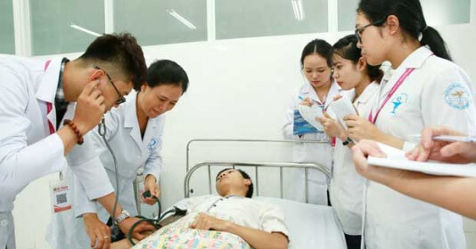 Dự kiến điểm sàn nhóm ngành sức khoẻ, sư phạm từ 18 đến 22 - Ảnh 1