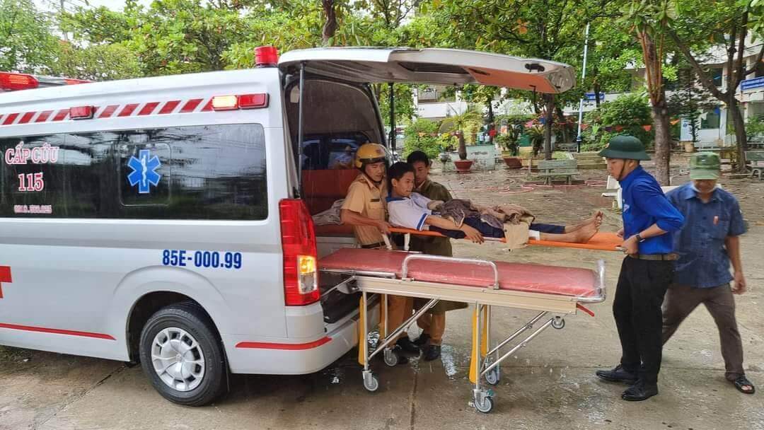 CSGT Ninh Thuận điều xe cứu thương đưa thí sinh đi thi