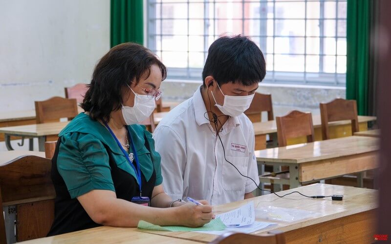 Thí sinh bị gãy tay được hỗ trợ viết thay khi thi trong kì thi tốt nghiệp THPT 2022 - Ảnh 1