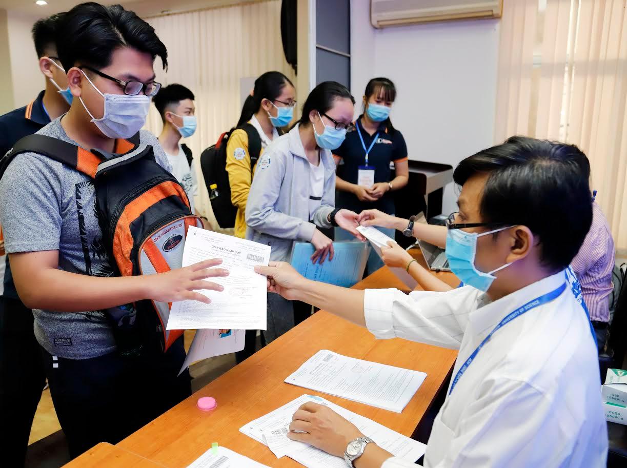 Vì sao Bộ GD-ĐT đề xuất chưa tăng học phí, trường vẫn tăng? - Ảnh 1