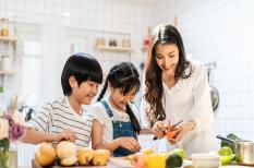 Nên dạy con nấu ăn vào thời điểm nào?