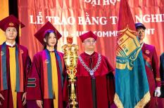 Đại học Kinh tế phải báo cáo về trang phục lễ tốt nghiệp