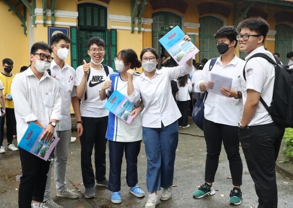 Có độ vênh giữa thứ hạng điểm thi tốt nghiệp và chỉ số kinh tế - Ảnh 1