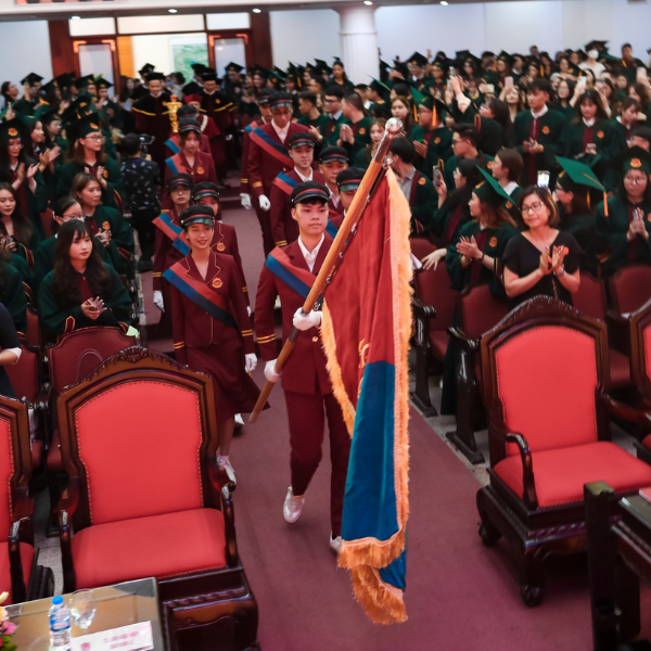 Đại học Kinh tế phải báo cáo về trang phục lễ tốt nghiệp - Ảnh 4