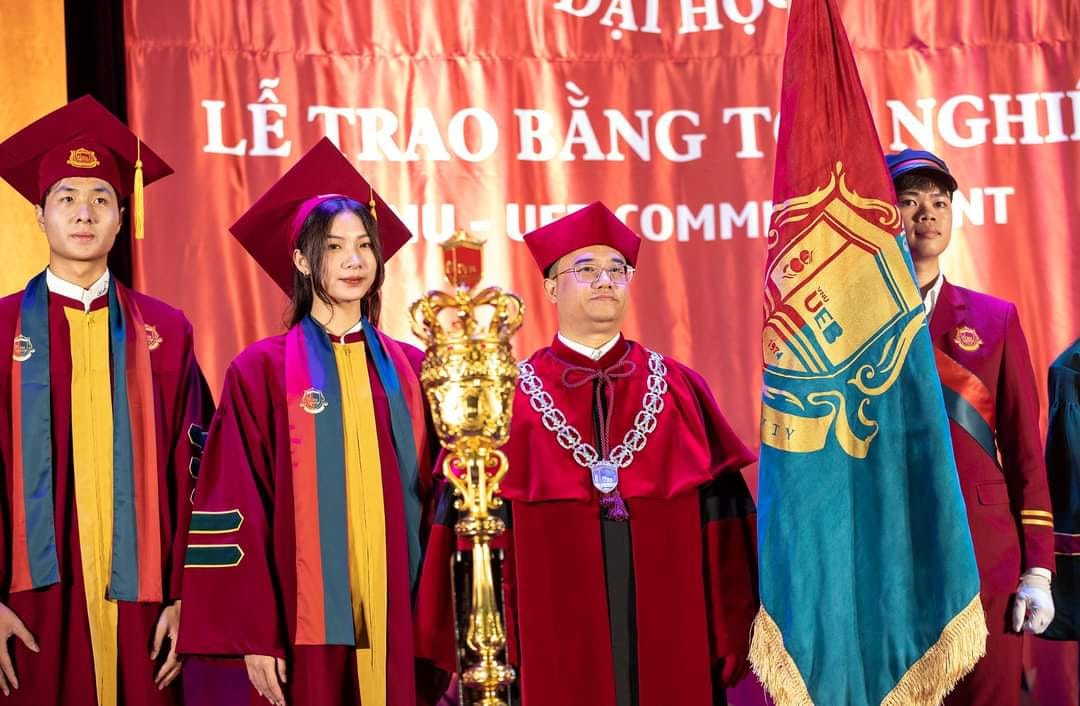 Đại học Kinh tế phải báo cáo về trang phục lễ tốt nghiệp - Ảnh 2