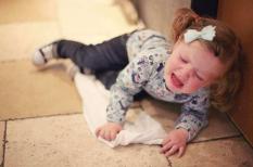 Khi trẻ ăn vạ thì cha mẹ nên xử lý như thế nào?