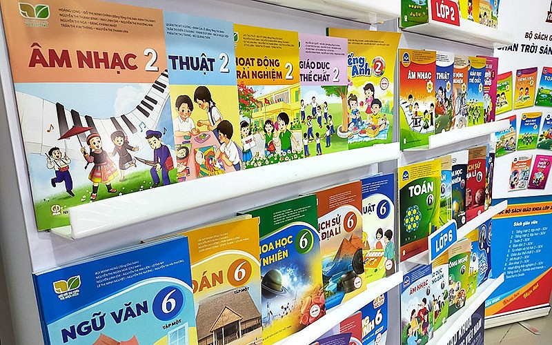 Dự kiến áp giá trần với sách giáo khoa trong năm học mới - Ảnh 1