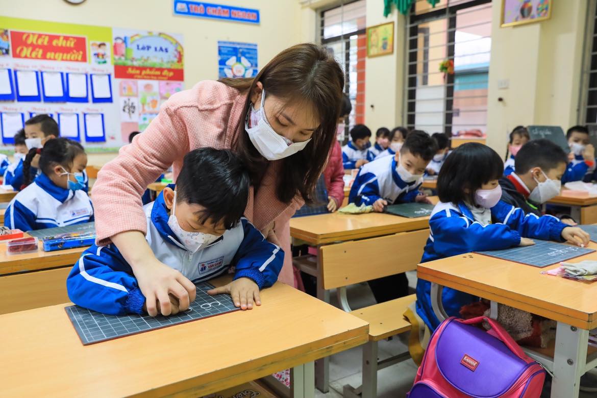 Ngân sách giáo dục chi cho chuyên môn không đảm bảo - Thu tiền vệ sinh có nơi gây tranh cãi - Ảnh 1