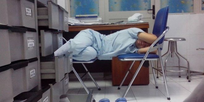 Sinh viên ngành y học tốn tiền tỉ, ra trường lãnh lương vài triệu đồng/tháng - Ảnh 2