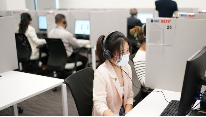 Lo lắng, nhiều bạn chi chục triệu sang nước ngoài thi IELTS - Ảnh 1