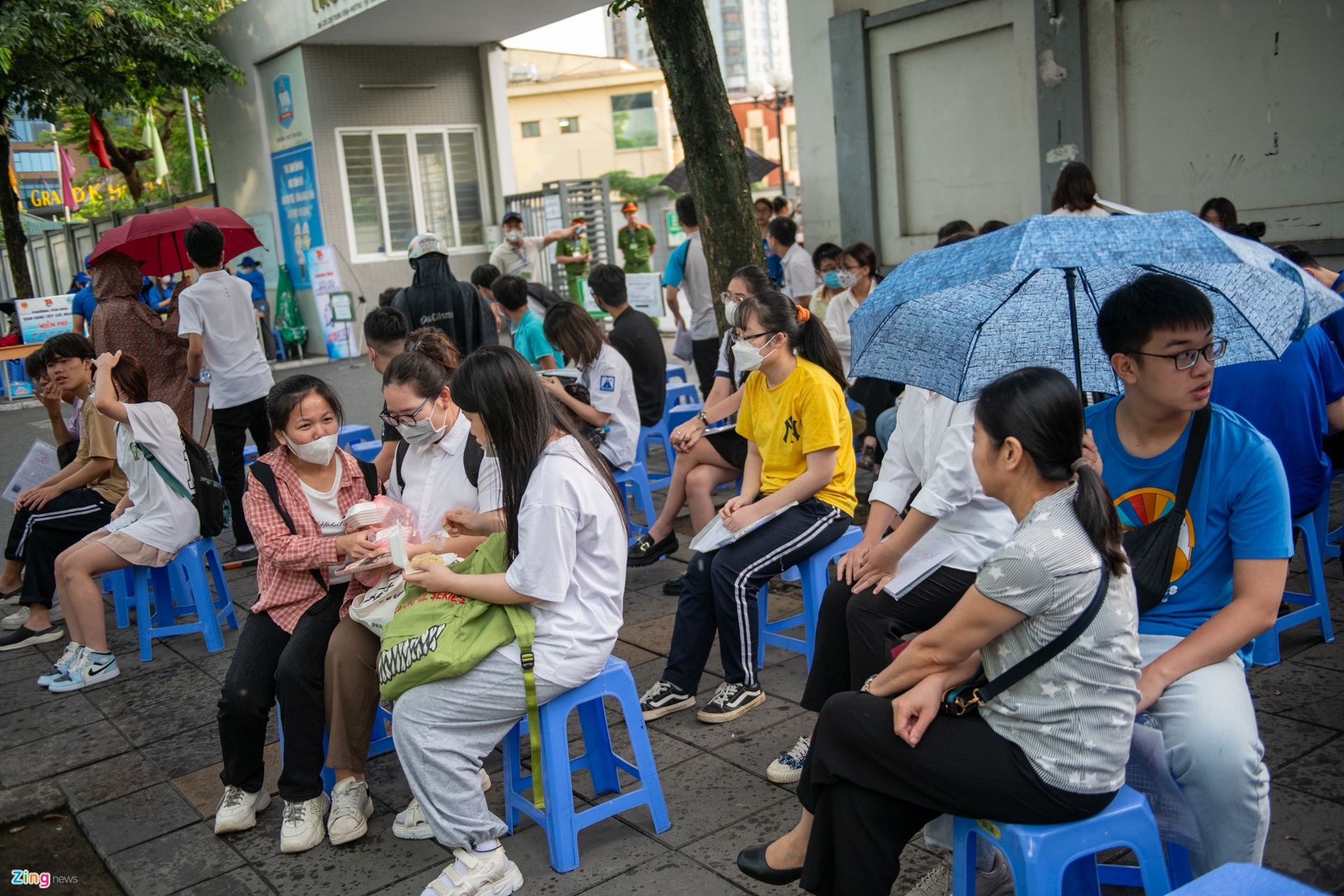 Thí sinh đợi đổi lại phòng thi Ngữ văn ở điểm thi THPT Lê Quý Đôn, sáng 28/6. Ảnh: Trần Quỳnh Thí sinh đợi đổi lại phòng thi Ngữ văn ở điểm thi THPT Lê Quý Đôn, sáng 28/6. Ảnh: Trần Quỳnh