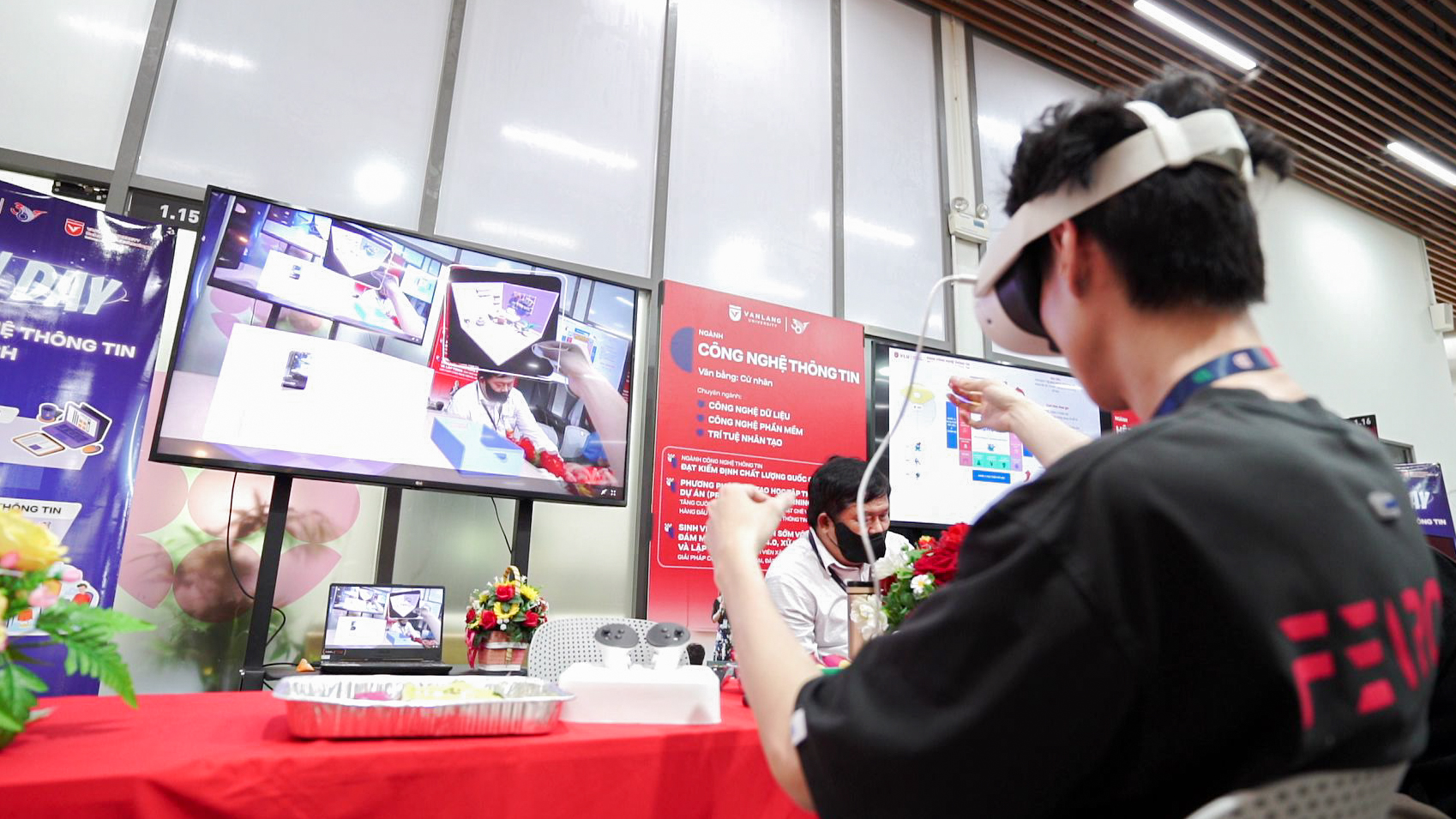 Học sinh trải nghiệm thiết bị công nghệ thực tế ảo - VR tại gian tư vấn ngành Công nghệ Thông tin 