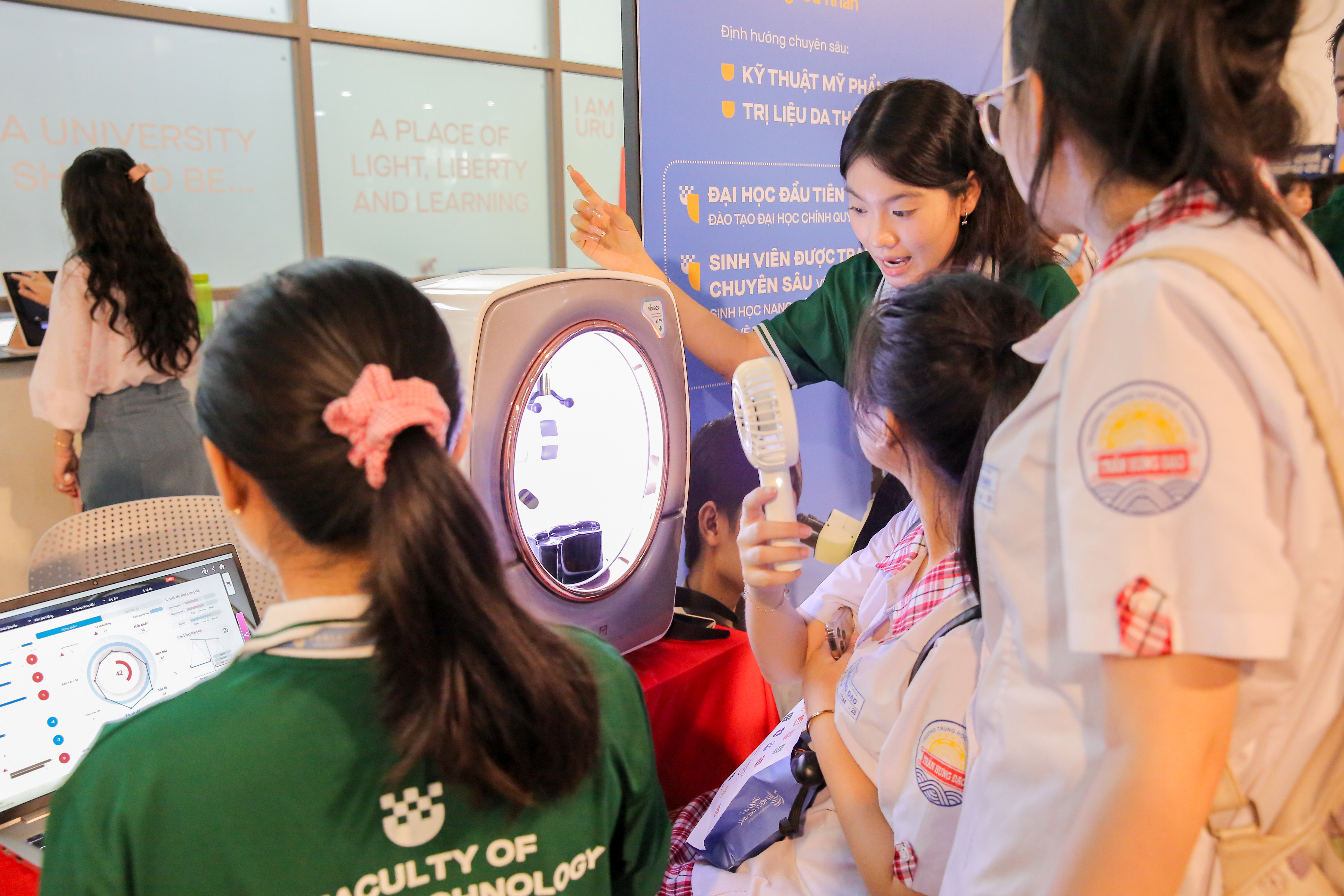 Sinh viên ngành Công nghệ Thẩm mỹ giới thiệu học sinh trải nghiệm thiết bị soi da công nghệ cao và kết nối phần mềm để đánh giá chỉ số da chuyên sâu. 