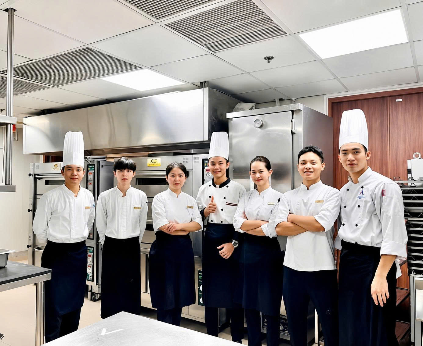 Sinh viên ngành Kỹ thuật Chế biến Món ăn thực hành tại phòng bếp chuẩn khách sạn 5 sao Năm 2026 Sinh viên ngành Kỹ thuật Chế biến Món ăn thực hành tại phòng bếp chuẩn khách sạn 5 sao Năm 2026