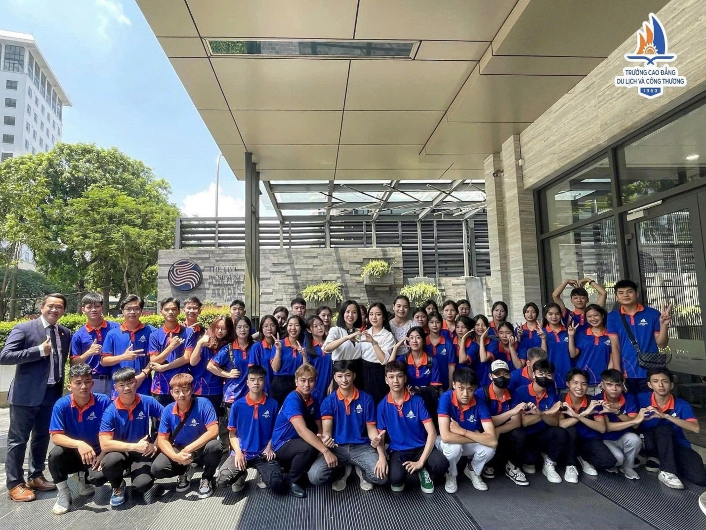 Sinh viên tham quan, trải nghiệm thực tế tại doanh nghiệp đối tác 