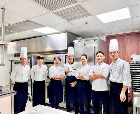 Sinh viên ngành Kỹ thuật Chế biến Món ăn thực hành tại phòng bếp chuẩn khách sạn 5 sao Năm 2026