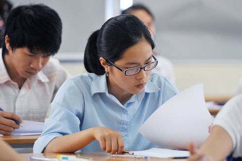 Sĩ tử giật biên bản bỏ chạy khỏi phòng thi