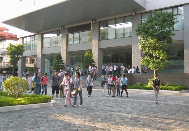 Sinh viên ĐH Ngoại Thương tranh luận lương dưới 1.000 USD không làm