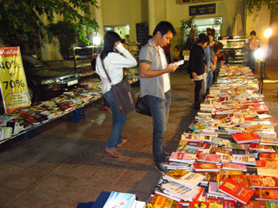 Chợ đêm bán sách ở Hà Nội