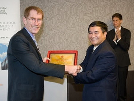 Lễ trao tặng kỷ niệm chương: Vì sự nghiệp giáo dục