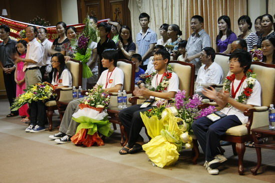 Đoàn dự thi Olympic tin học trở về vinh quang