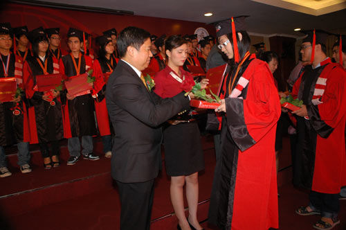 Anh văn Hội Việt Mỹ trao bằng Toeft iBT