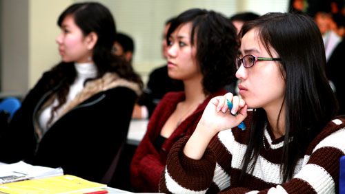 Thí sinh “dài cổ” chờ thông tin