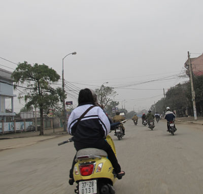 Học sinh thành Vinh "hồn nhiên" đi xe máy tới trường