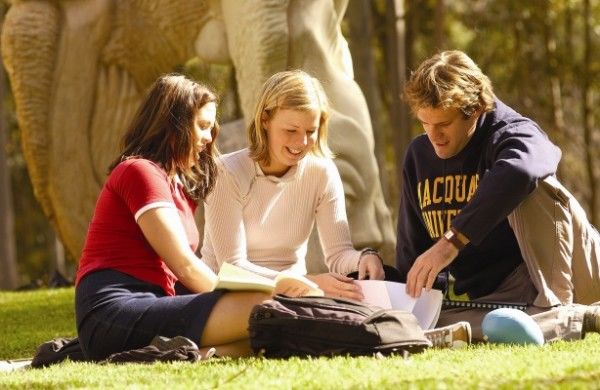 Ngành truyền thông và tài chính tại Mỹ và Anh