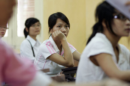 Chi phí tổ chức thi tăng chóng mặt