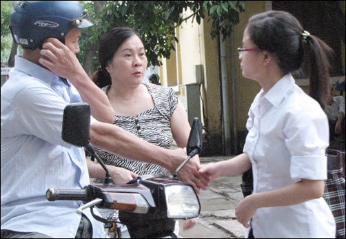 Bắt tay bố cái, thi tốt con nhé!