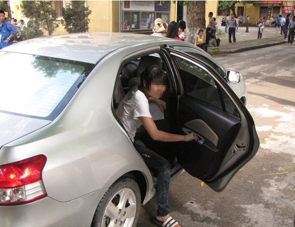 Chùm ảnh sĩ tử đi thi bằng \"xế hộp\"