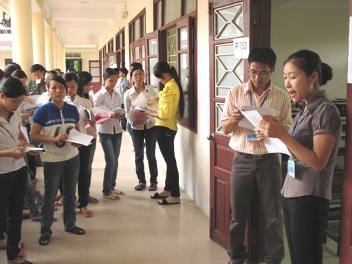 Tuyển sinh CĐ: sẽ trông giữ điện thoại cho thí sinh