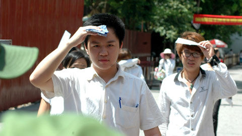 Thí sinh ngủ qua đêm ở phòng thi